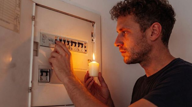 Un inquilino reclama al casero por 4.090,31 euros por los daños de un fallo eléctrico: la justicia lo rechaza al probarse que conectó una regleta con los cables pelados al cuadro eléctrico