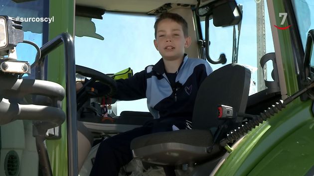 Carlos, trabaja en el campo con 10 años: "Ser agricultor importa más que ser futbolista, nosotros producimos alimentos"