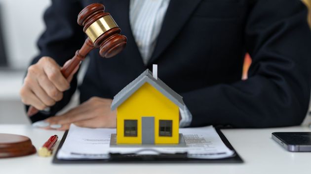 Un casero reclama el desahucio de una inquilina por impago tras subirle la renta por obras: la justicia lo rechaza y tiene que devolverle 846 euros cobrados de más