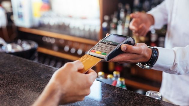 Sergio, dueño de un bar, sobre los pagos con tarjeta: “Los pagos de 2 euros con tarjeta nos perjudican mucho. La comisión que me quitan es dinero que podría destinar a pagar la luz o a contratar a alguien”