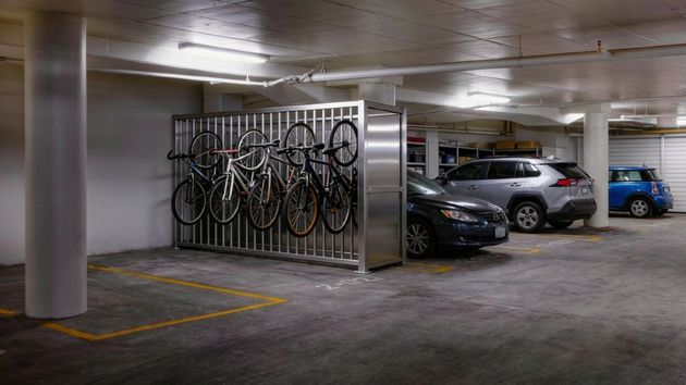 Denuncian a su vecino por instalar una estructura para bicicletas en una zona común que les dificultaba el acceso a su trastero: le ordenan retirarla por ser una actuación molesta y perturbadora