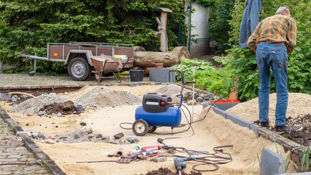 Un hombre compra una casa y encuentra 5 lingotes de oro mientras cava una piscina en su jardín: el tesoro está valorado en 700.000 euros