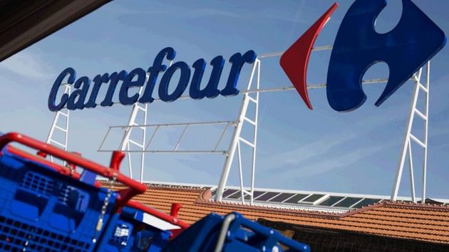 Multan a Carrefour con 2.451 euros por falta de limpieza: un trabajador se resbaló porque había agua y restos de pescado
