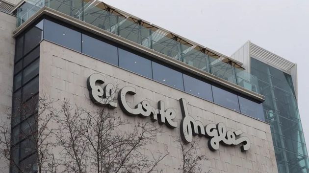 Un vigilante de El Corte Inglés es despedido por coger sin pagar dos barritas de chocolate de 1,75 euros de una máquina expendedora