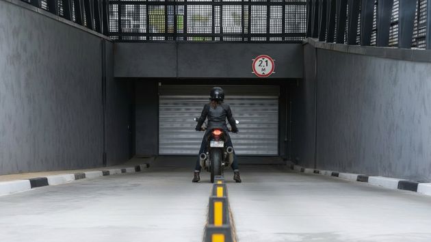 Una motorista se cae en la rampa del garaje por el mal estado del pavimento y la justicia condena a la comunidad a pagarle 12.076,49 euros por la falta de mantenimiento