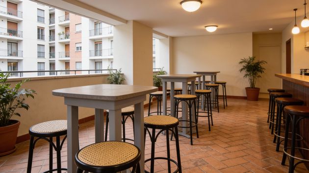 Una comunidad de vecinos pide el cierre del bar del edificio por ruidos y concentraciones de personas hasta altas horas: la justicia solo le prohíbe poner mesas en las zonas comunes