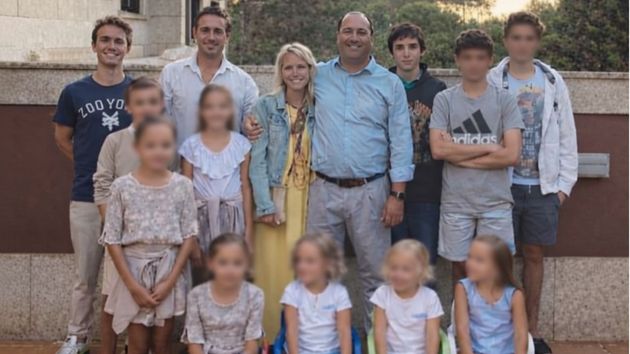 Elena, madre de 13 hijos: "Gastamos 12.000 euros al mes. 2.000 se van en comida, no podemos ahorrar, vivimos al día"