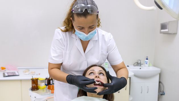 Una clínica dental es multada con 1.200 euros por grabar a pacientes y trabajadores con cámaras y sonido en el gabinete médico: no era necesario para la seguridad