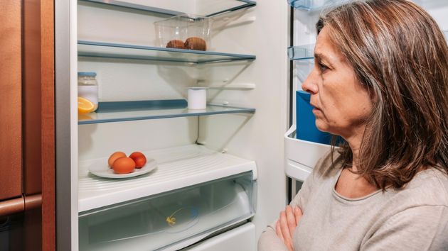 Laura, 46 años, vive en la pobreza con un presupuesto diario de 0 euros: “me intoxiqué y vomité durante dos días. La intoxicación se debió a alimentos de etiqueta roja”