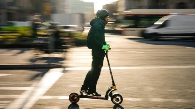 Una mutua se niega a cubrir la baja de un trabajador que tuvo un accidente de patinete circulando por una vía prohibida: la justicia confirma que fue laboral y le obliga a cubrirla
