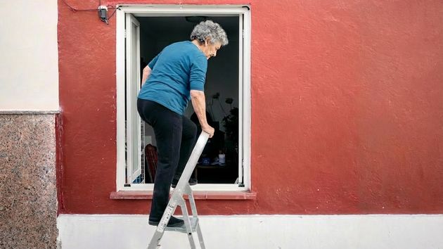 Una anciana de 70 años se ve obligada a entrar y salir de su casa por la ventana con una escalera tras un conflicto con su hermano por un derecho de paso por una herencia