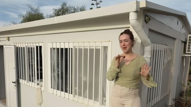 Esther, la española que vive en una casa prefabricada de 28 m²: "Es duro, siempre está desordenada y agobia… pero por fin puedo ahorrar"