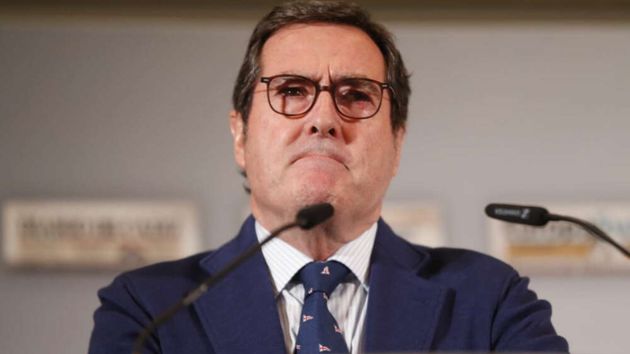 CEOE rechaza la subida del SMI y asegura que es una “trampa” que “asfixiará a muchas empresas” por la reforma en la absorción de los pluses
