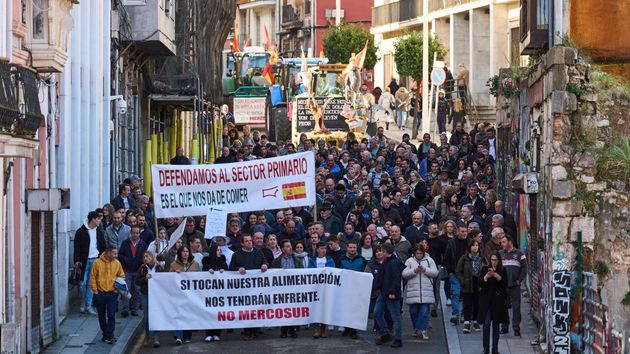Más de 25.000 agricultores y ganaderos y 15.000 tractores se movilizan contra los recortes de la PAC y Mercosur