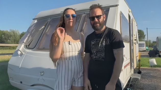 Juan y Sandra, viven en una autocaravana para escapar de los alquileres: "Dicen que romantizamos la precariedad, pero ahorramos más del 50% de lo que gastábamos"