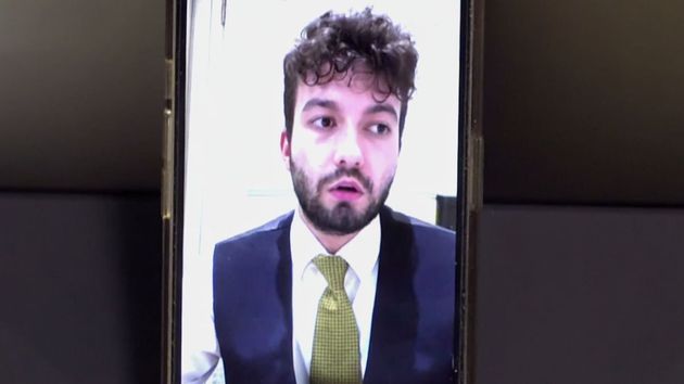 José Miguel, camarero que trabaja en Irlanda: “En España me pagaban 2,5 euros la hora, que son unos 750 euros al mes. Ahora cobro 547 euros a la semana, que son unos 2.200 euros al mes”