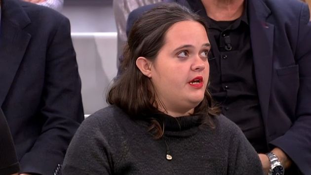 Julia va en avión a trabajar porque no puede pagar el alquiler: “Por una simple habitación te piden 500 euros, fianza y aval” 