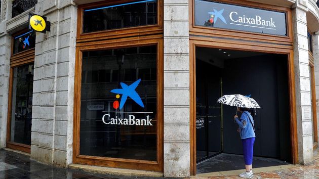 Una empleada de CaixaBank con 30 años de antigüedad es despedida sin indemnización por falsificar las firmas de clientes para planes de pensiones y otros productos