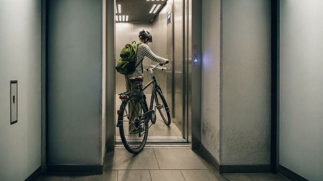 La Ley de Propiedad Horizontal lo confirma: la comunidad de vecinos puede prohibir subir bicicletas en el ascensor