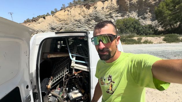 Jesús, chatarrero: "El primer viaje nos ha aportado 87,70 euros, pero 5 euros y el pico se lo he dado al chico que estaba allí"