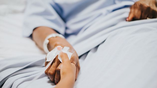 “Si se ahoga, trabajas a 15 minutos, te daría tiempo a llegar, y si no, son cosas que pasan”: niegan a una trabajadora adaptar su jornada para cuidar de su madre con cáncer terminal