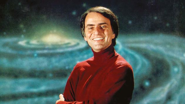 Carl Sagan, científico: “Nos creemos importantes, pero vivimos en una mota de polvo que gira alrededor de una estrella anodina en el rincón más remoto de una galaxia oscura”