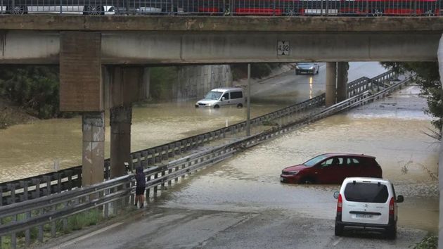 La DGT lanza un aviso para este sábado: inundaciones y nieve en estas carreteras