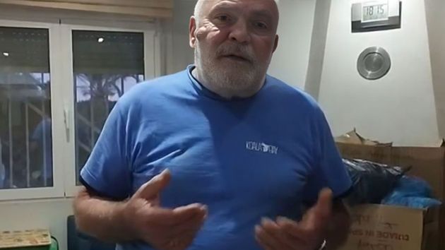 Jesús, propietario de un piso en España: "Estamos durmiendo 3 personas en la misma cama y rodeados de cajas"