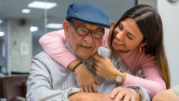 Una joven de 28 años tras vivir con su abuelo 2 años: “él terminó cuidándome tanto como yo intentaba cuidarlo a él”