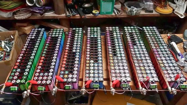 Un hombre consigue abastecer su casa gracias a la electricidad de más de 1000 baterías de portátiles desde 2016