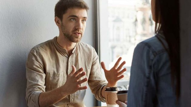 Las personas que suelen interrumpir constantemente las conversaciones tienden a presentar estos signos según la psicología