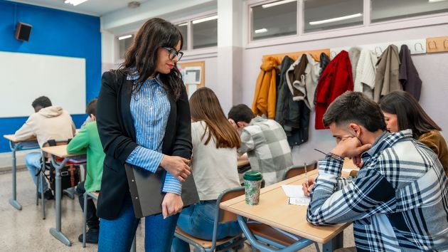 La Comisión Europea prevé adoptar a lo largo de 2026 un paquete educativo para mejorar la capacitación de profesores y alumnos, así como modernizar las escuelas