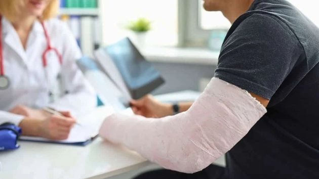 Los trabajadores que pasan de contrato temporal a indefinido suelen elevar los días que están de baja médica un 62%