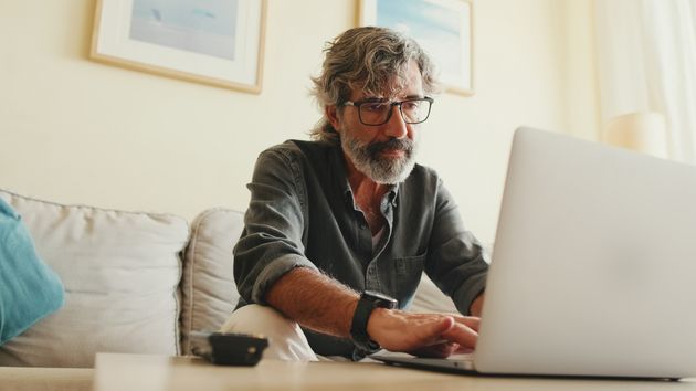 Le prohíben teletrabajar para cuidar de su hijo con discapacidad y reclama: la empresa tiene que dejarle y pagarle 3.500 euros de indemnización