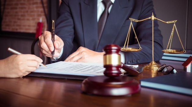 Los notarios lo aclaran: si tu padre no quiere decirte que ha hecho un testamento, “solo podrás saberlo cuando fallezca, aunque seas su hijo”
