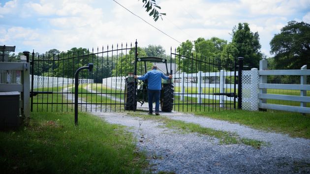 Un propietario instala una valla en su patio que obliga a su vecino a bajarse del tractor para abrirla y pasar: el Supremo lo considera una “mera molestia” que no impide el derecho de paso
