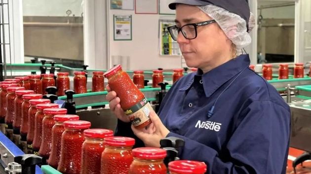 Nestlé busca personal para trabajar con contrato indefinido, sueldos de 2.900 euros y teletrabajo en 2026