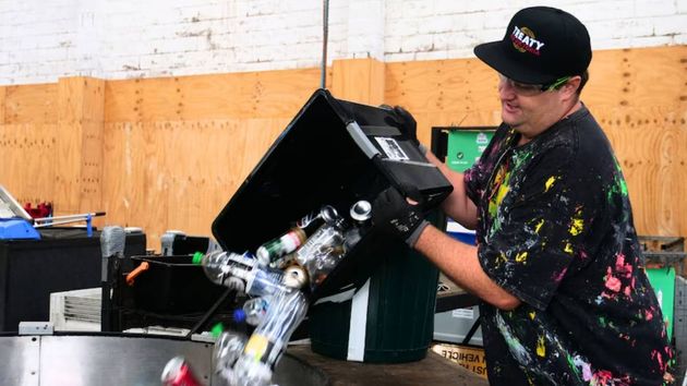 Un hombre de 36 años consigue el dinero para la entrada de una casa reciclando latas: “Es pequeña, pero tengo la suerte de tener un techo”
