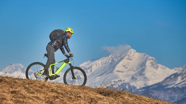 Un hombre de baja por el hombro pierde su empleo por publicar rutas en bici de hasta 75 kilómetros: debía usar cabestrillo y estuvo ingresado por sospecha de infarto