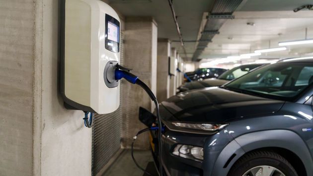 Los vecinos pueden instalar un punto de recarga para el coche eléctrico en su plaza de garaje sin permiso de la comunidad, aunque la instalación pase por las zonas comunes