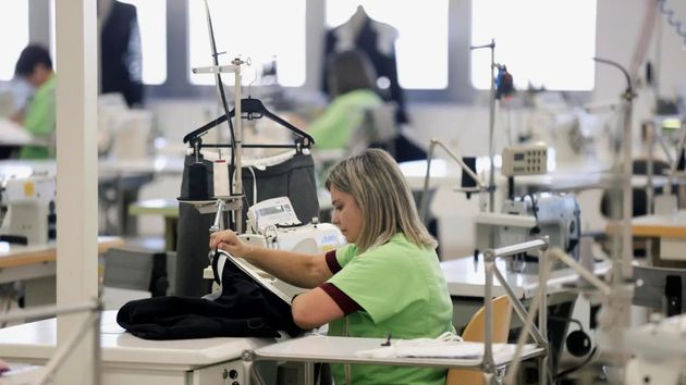 Las mujeres cobran 4.781 euros menos al año que los hombres y su pensión es hasta un 30% inferior, según el INE