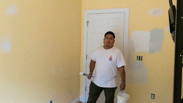 Louis, pintor, sobre cuánto cobra por un cuarto: “415 euros los muebles y paredes; el techo se paga aparte, unos 90 euros”