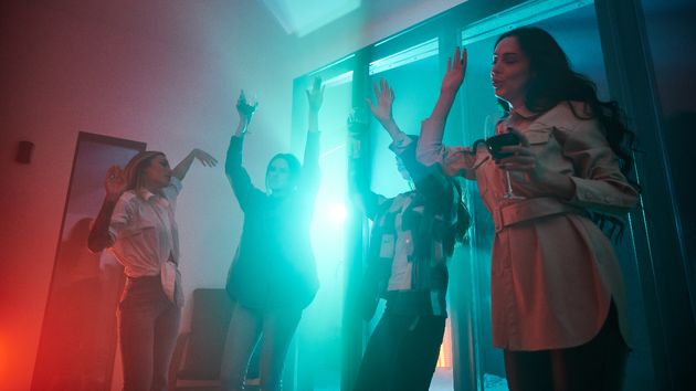 Una inquilina pone música hasta la madrugada, organiza fiestas y provoca peleas en las zonas comunes: la justicia confirma su desalojo por alterar la convivencia en edificio