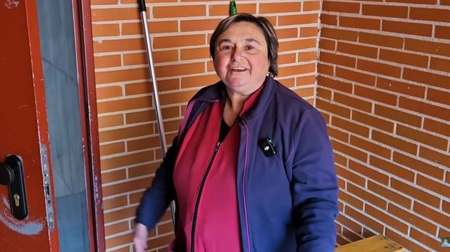 María José, 60 años, limpiadora: “Cobro 300 euros al mes por tres portales; es un trabajo muy esclavo”