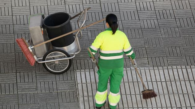 Una barrendera de 46 años logra una pensión de incapacidad permanente vitalicia porque no puede estar mucho tiempo de pie ni hacer esfuerzos físicos