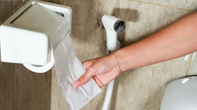 La despiden por tener una enfermedad que le hace ir más veces al baño: era “incapaz de cumplir”