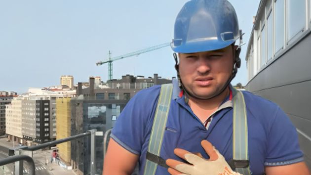 Un albañil cubano en España: “Mi salario llega, hace escala en mi tarjeta y se va. Gano 1.200 euros, pero solo me quedan 200 para pasar el mes” 