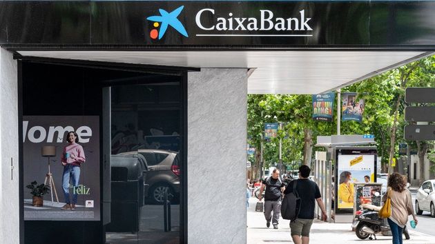 Despiden a un gestor de CaixaBank que cobraba 5.959,05 euros al mes por simular compras ficticias con el TPV para cobrar incentivos: pierde 140.764 euros de indemnización