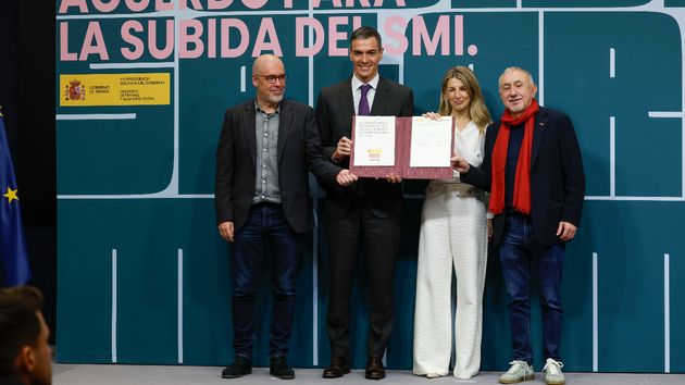 El Gobierno firma con los sindicatos la subida del SMI hasta los 1.221 euros en 2026
