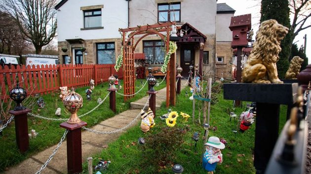 Los vecinos denuncian a una pareja por decorar su jardín con 30 gnomos, estatuas y un gran comedero: “Es una vergüenza para la zona”